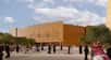 Au cœur du désert saoudien se dresse un projet aussi surprenant que fascinant : le musée du patrimoine Asaan Misk. Alors que l’Arabie saoudite s’érige peu à peu en symbole d’un urbanisme ultra-moderne avec ses constructions futuristes, ce nouveau bâtiment culturel prend une autre trajectoire, rappelant ses origines et dessinant là un élégant paradoxe…